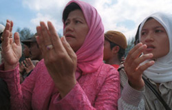Cut Nur Asyikin, left, and her daughter